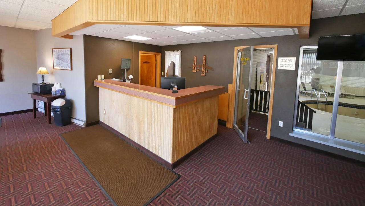 Magnuson Copper Crown Motel Hancock Exterior photo