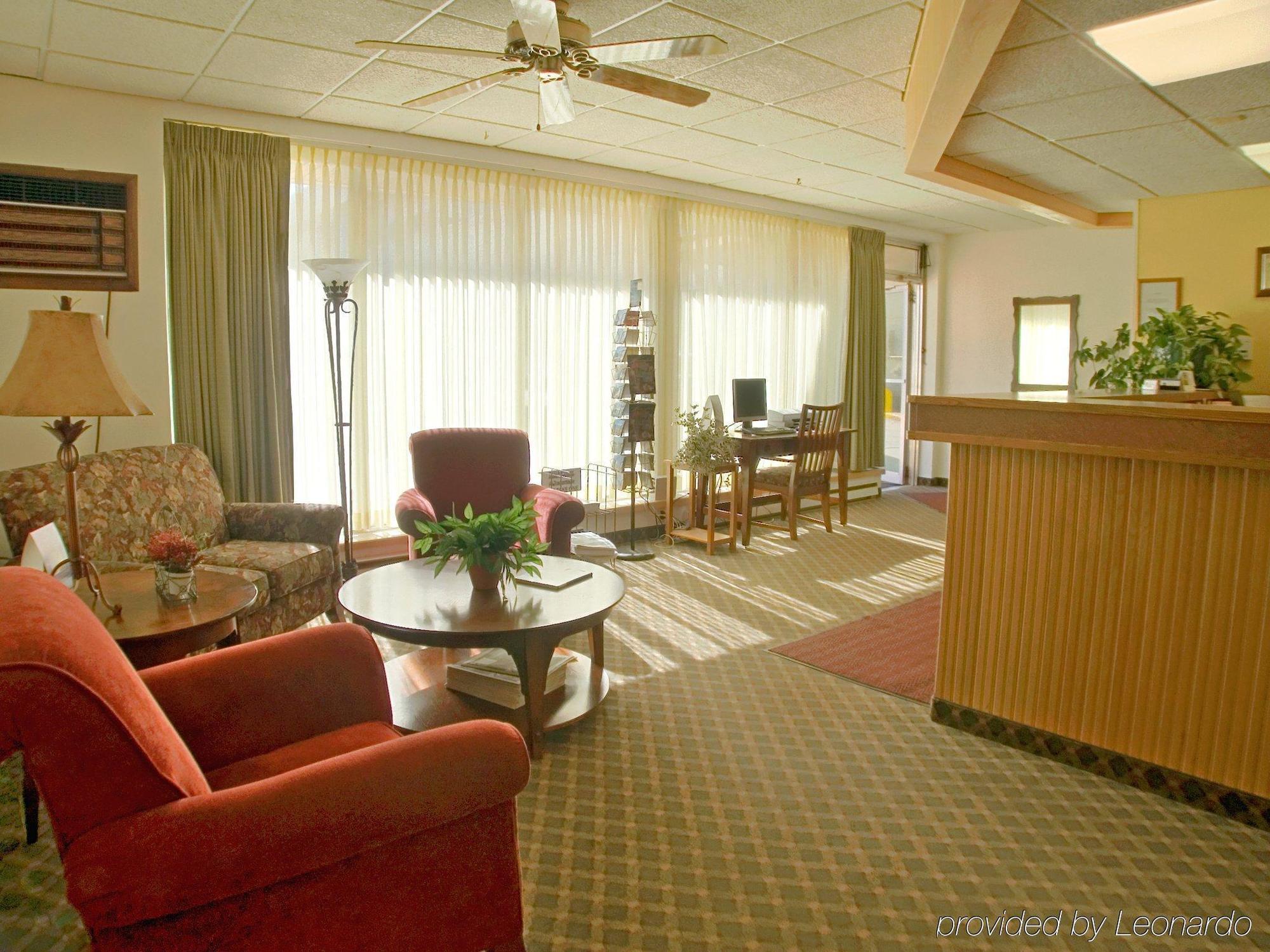 Magnuson Copper Crown Motel Hancock Interior photo