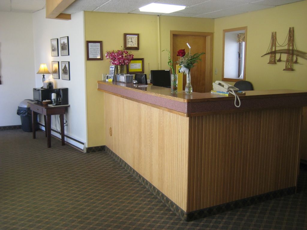 Magnuson Copper Crown Motel Hancock Interior photo