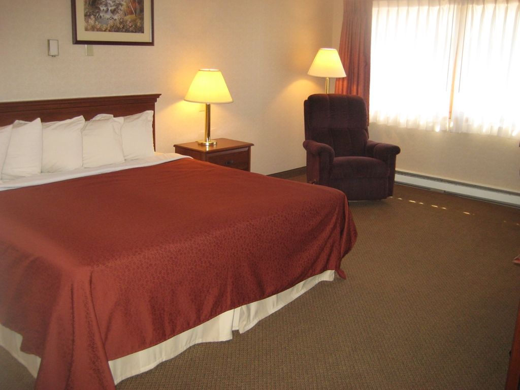 Magnuson Copper Crown Motel Hancock Room photo