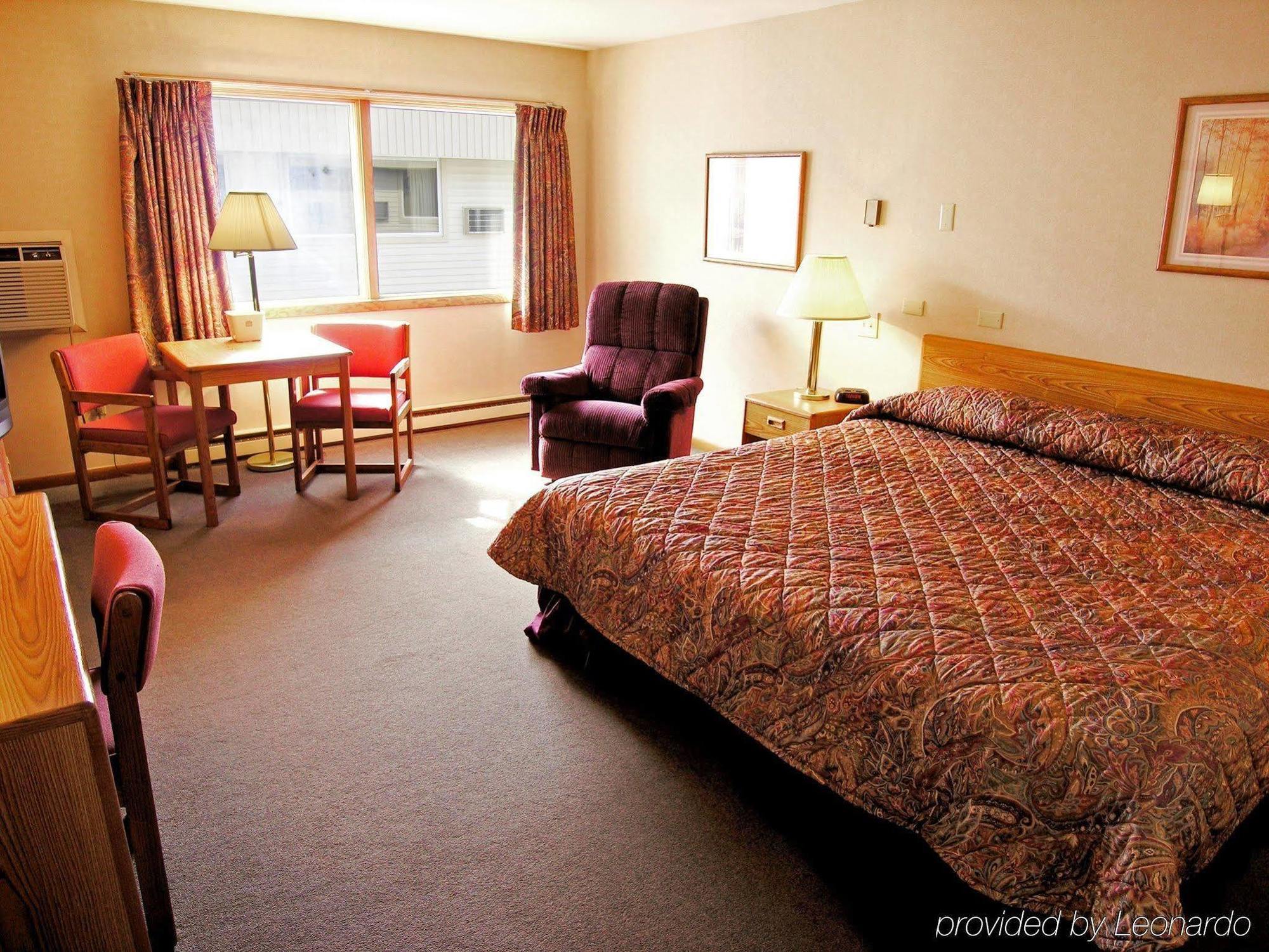 Magnuson Copper Crown Motel Hancock Room photo