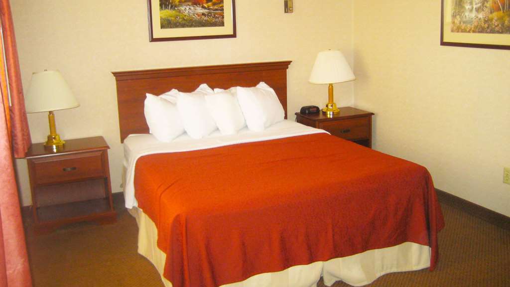Magnuson Copper Crown Motel Hancock Room photo