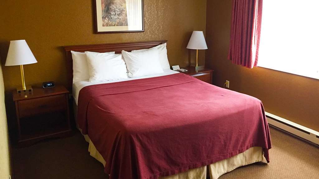 Magnuson Copper Crown Motel Hancock Room photo