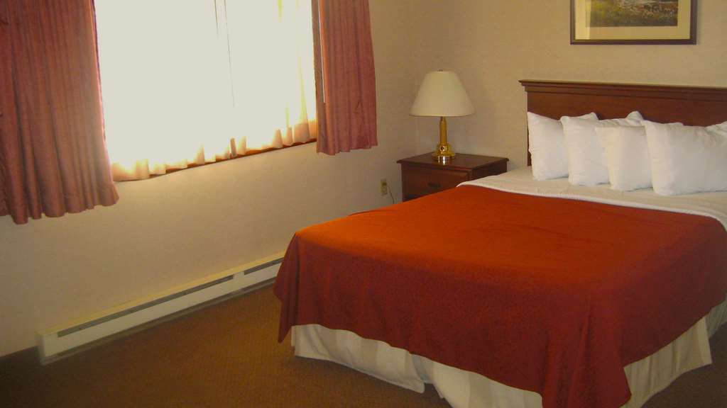 Magnuson Copper Crown Motel Hancock Room photo